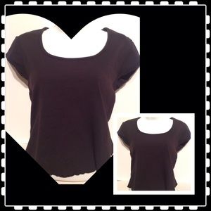 BLACK SHORT SLEEVE SCALLOPED BOTTOM ESSENTIAL TOP